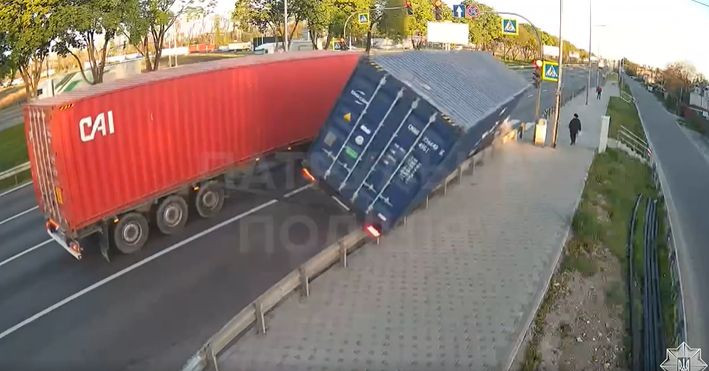 У Києві на Кільцевій дорозі перевернулась вантажівка: момент ДТП потрапив на відео